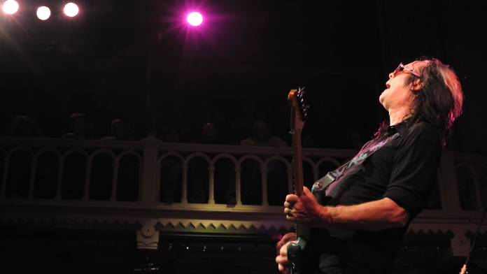 Todd Rundgren durante un concierto en 2010. Foto: Guus Krol (https://flic.kr/p/7BVybs) - Imagen compartida bajo Licencia CC.